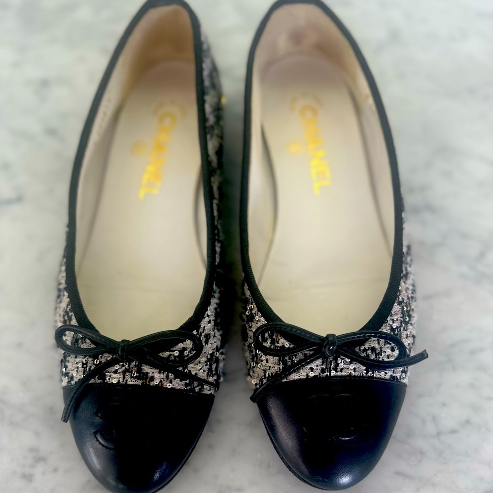 CHANEL Black and White Flats with Textured Upper and Glossy Toe Cap